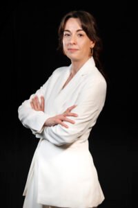 Ana Vacas Terapeuta Integrativa online color depie perfil.jpg