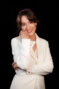 Ana Vacas Terapeuta Integrativa online color traje blanco.jpg